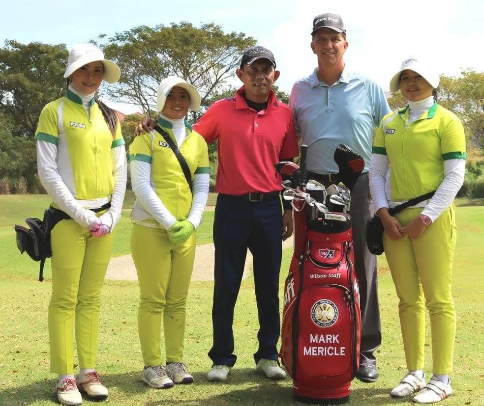 Mark Mericle with golf students on course